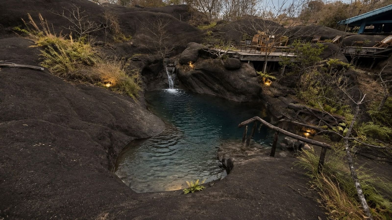 Poço de água corrente entre as pedras, ao pé de uma pequena queda