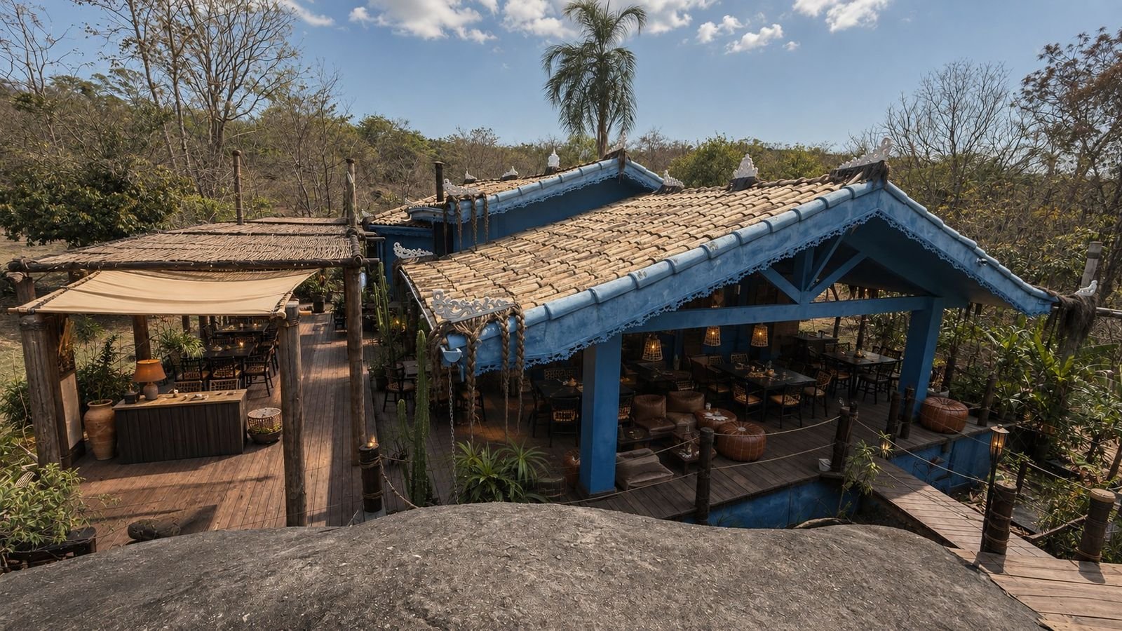 Casa azul do restaurante sob o céu do cerrado